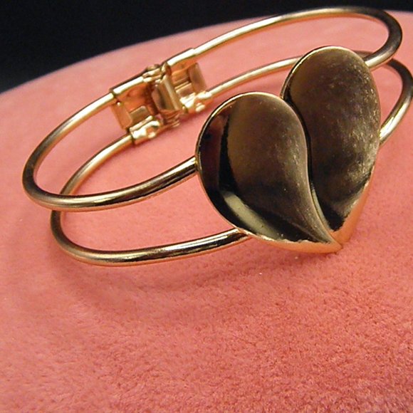 Gorgeous 18k gold plated Heart Bangle - Picture 7 of 9
